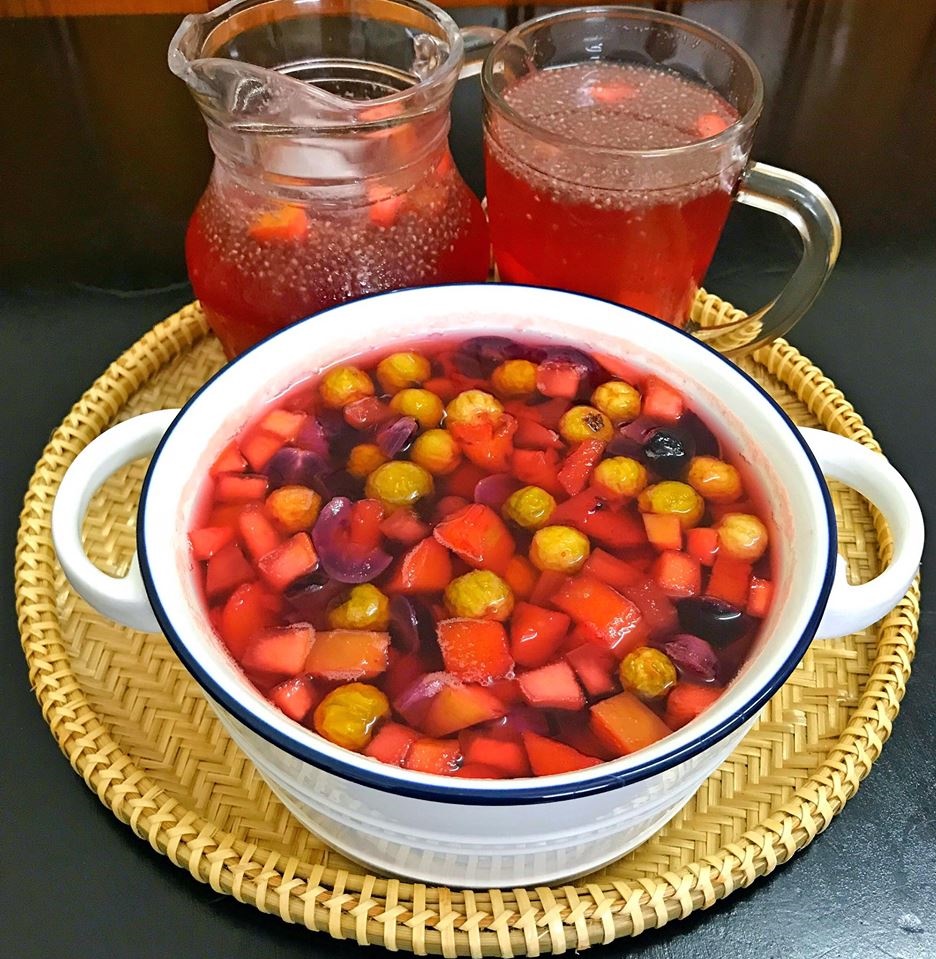 C&oacute; thể d&ugrave;ng hỗn hợp hoa quả với đ&aacute; lạnh hoặc th&ecirc;m nước soda, rượu rum để l&agrave;m cocktail hấp dẫn