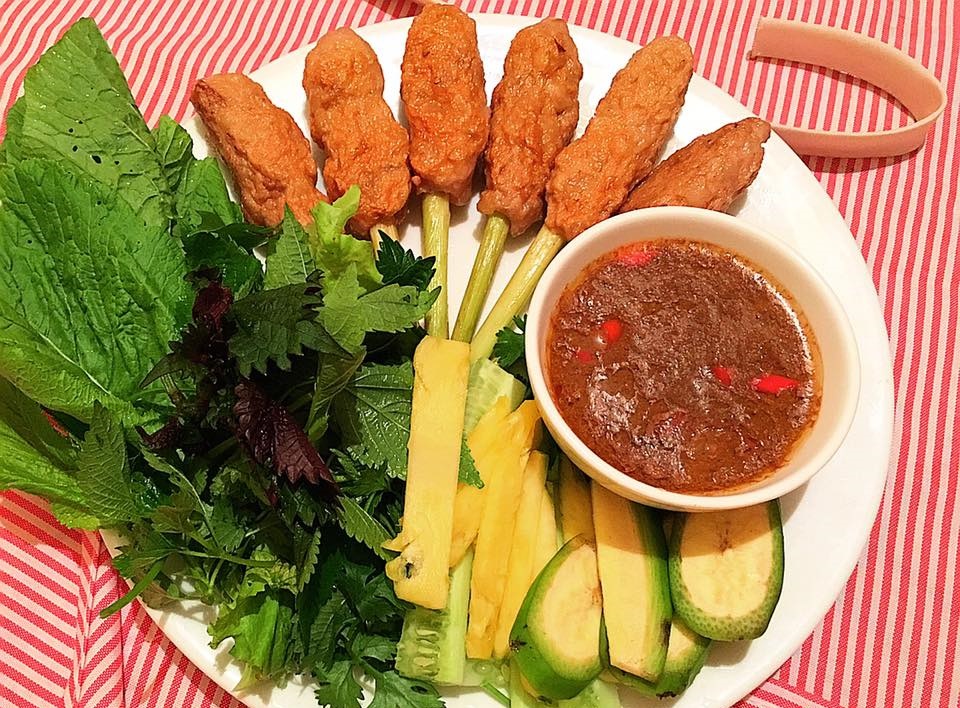 Ăn nem lụi c&ugrave;ng nước chấm được chế biến từ gan v&agrave; lạc rang c&ugrave;ng c&aacute;c loại rau