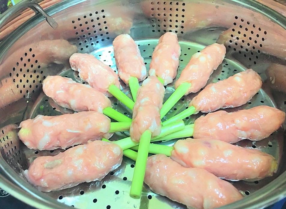 Hấp những chiếc nem lụi trong nồi hấp khoảng 10 ph&uacute;t