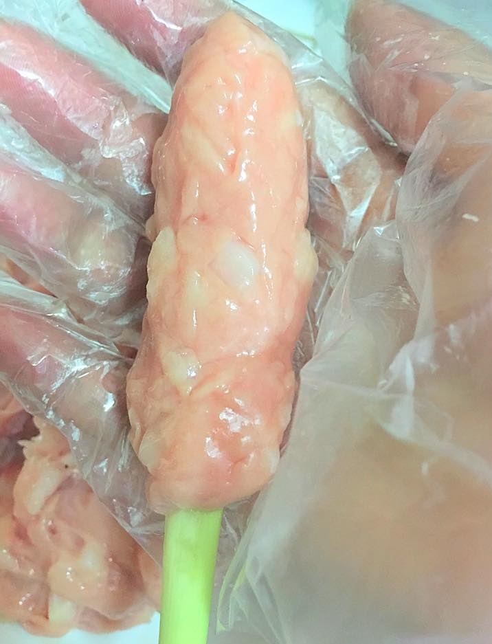 Ốp phần gi&ograve; v&agrave;o gốc củ xả đ&atilde; đập rồi nắn cho gọn như trong h&igrave;nh