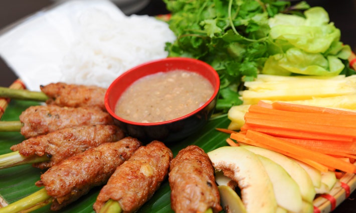 Nem lụi l&agrave; một m&oacute;n ăn đặc trưng của ẩm thực Huế