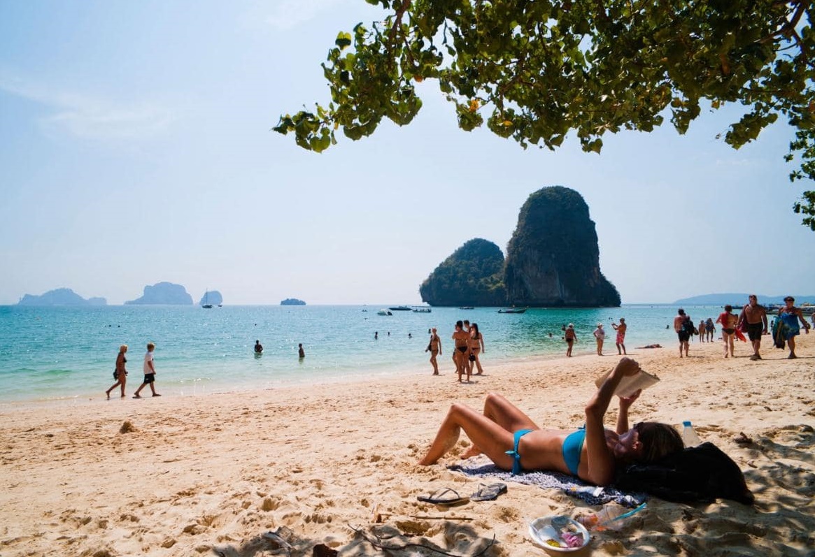 Lựa chọn những trang phục ph&ugrave; hợp với nền văn h&oacute;a v&agrave; kh&iacute; hậu của địa điểm du lịch bạn đặt ch&acirc;n đến