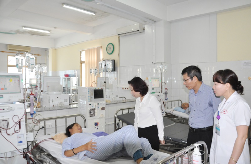 Đội ngũ y b&aacute;c sĩ cần trấn an tinh thần c&aacute;c bệnh nh&acirc;n đang chạy thận