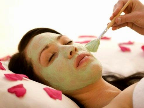 Pha bột nha đam với nước hoặc sữa chua, mật ong rồi đắp mặt nạ 2 - 3 lần mỗi tuần