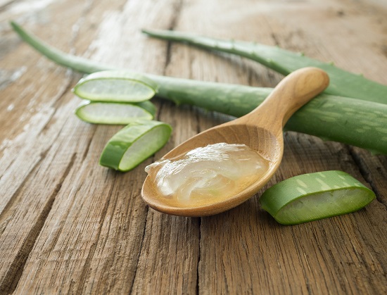 Nha đam lấy phần thịt rồi th&aacute;i miếng nhỏ để xay hỗn hợp với c&aacute;c loại vitamin