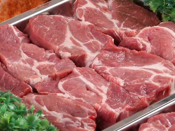 Thịt lợn trong si&ecirc;u thị vẫn c&oacute; mức gi&aacute; gấp 2-3 lần so với c&aacute;c điểm b&aacute;n ỏ n&ocirc;ng th&ocirc;n