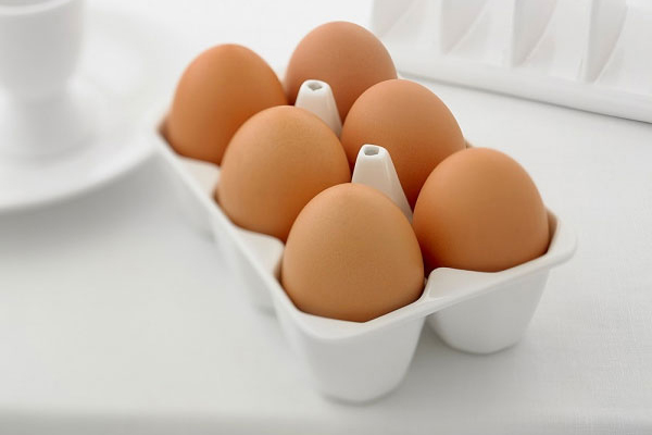 Đặt trứng v&agrave;o những khay hoặc hộp nhỏ v&agrave; để v&agrave;o b&ecirc;n trong tủ lạnh