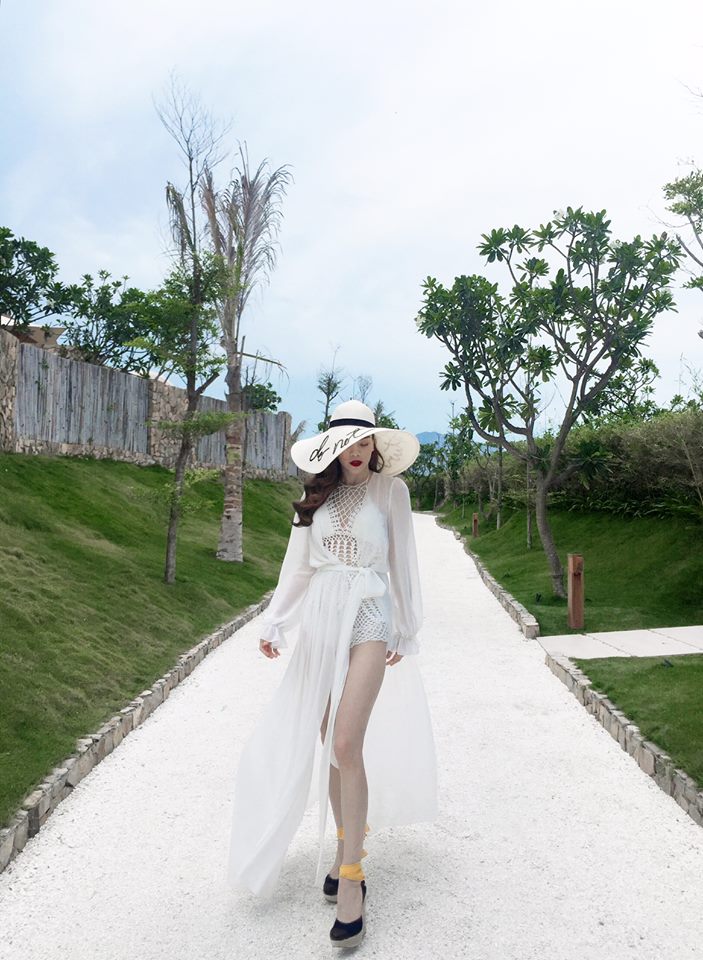 Hồ Ngọc H&agrave; xinh đẹp như nữ thần với thiết kế m&agrave;u trắng độc đ&aacute;o mix c&ugrave;ng mũ rộng v&agrave;nh v&agrave; sandals m&agrave;u sắc