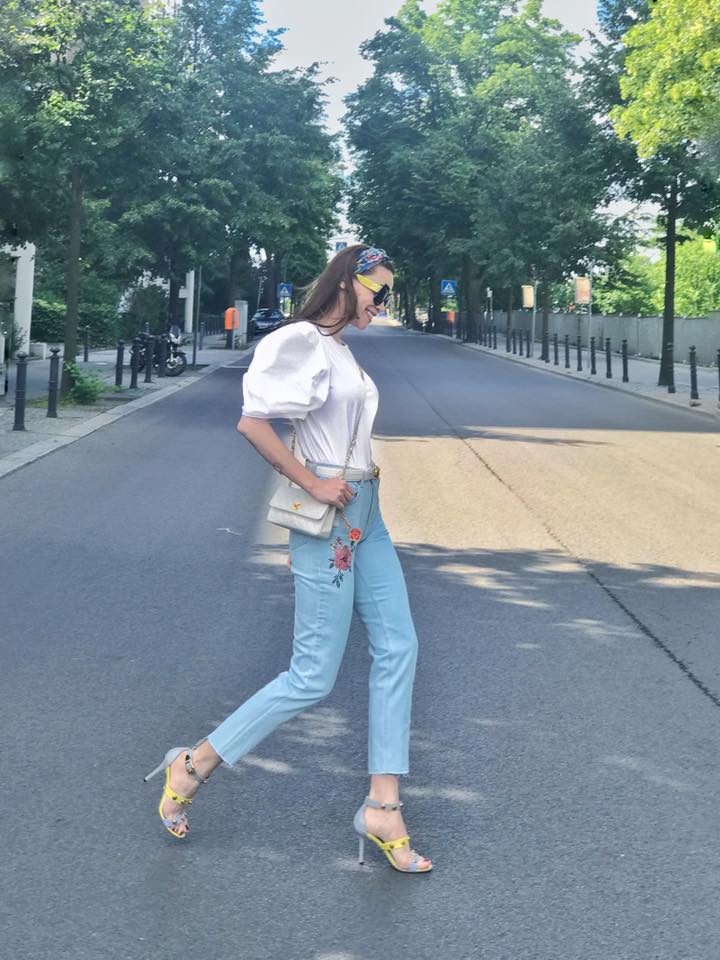 &Aacute;o sơ mi trắng tay bồng mix c&ugrave;ng Jean th&ecirc;u hoa hot trend v&agrave; sandal c&ugrave;ng t&ocirc;ng quần jean, turban khiến H&agrave; Hồ vừa trẻ trung vừa thể hiện được gout thời trang hấp dẫn của m&igrave;nh