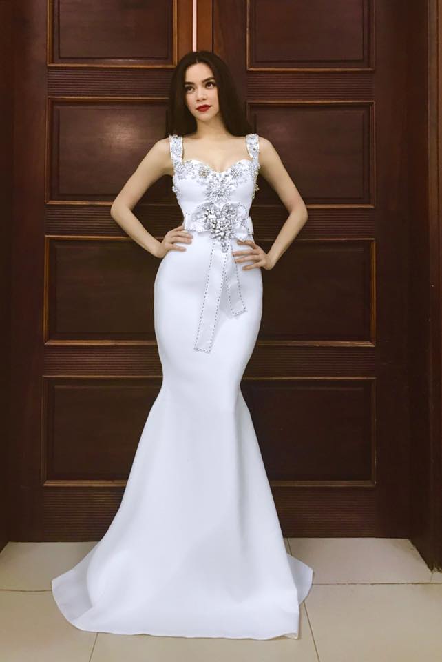 Hồ Ngọc H&agrave; diện đầm trắng v&ocirc; do nh&agrave; thiết kế L&yacute; Qu&iacute; Kh&aacute;nh thiết kế v&ocirc; c&ugrave;ng quyến rũ 