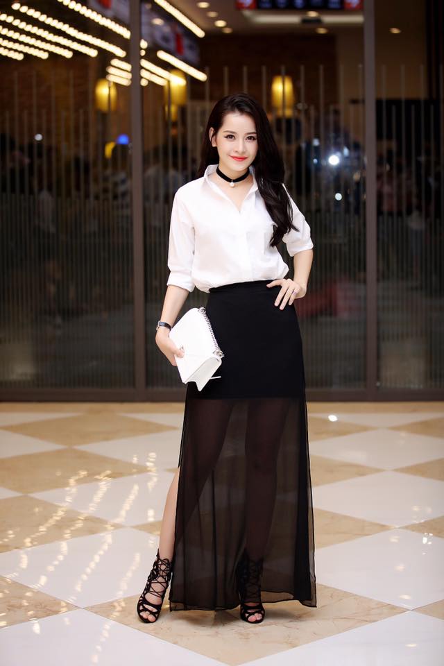 Với ch&acirc;n v&aacute;y đen hai lớp, lớp ngo&agrave;i bằng vải voan d&agrave;i ấn tượng c&ugrave;ng sơ mi cổ đức oversize, Chi Pu chỉ cần kết hợp th&ecirc;m v&ograve;ng chocker l&agrave; đ&atilde; tạo n&ecirc;n một set đồ độc đ&aacute;o cho buổi dạ tiệc