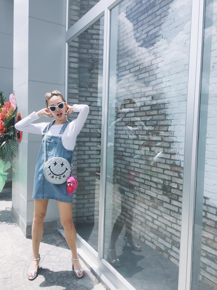 Yếm Jean khỏe khoắn được ca sĩ T&oacute;c Ti&ecirc;n mix c&ugrave;ng &aacute;o pull trắng, tuy đơn giản nhưng gi&uacute;p c&ocirc; trở n&ecirc;n năng động, trẻ trung