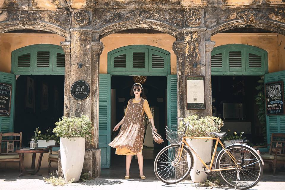 Ca sĩ B&iacute;ch Phương - t&iacute;n đồ của những item thời trang vintage đ&atilde; lựa chọn yếm maxi in hoa v&agrave; mix c&ugrave;ng &aacute;o c&ugrave;ng t&ocirc;ng. C&ocirc; hiện l&ecirc;n như một qu&yacute; c&ocirc; đến từ thế kỉ trước.
