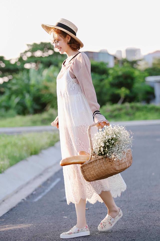Minh Hằng diện maxi ren dịu d&agrave;ng, nữ t&iacute;nh, rất ph&ugrave; hợp với những buổi đi dạo.