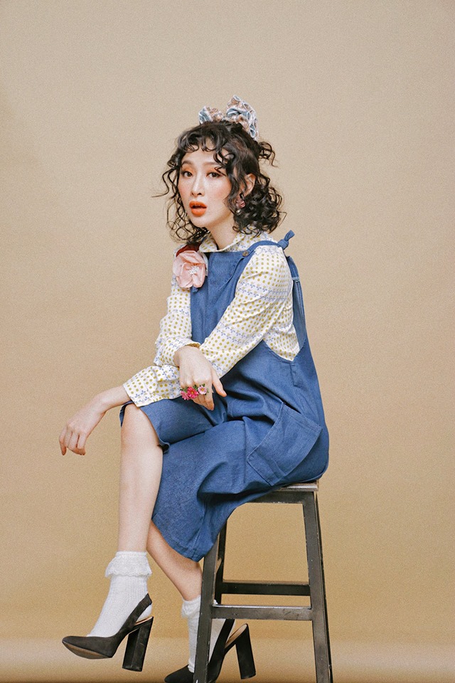 Chiếc v&aacute;y yếm maxi từ chất liệu jean mềm đ&atilde; gi&uacute;p bộ trang phục của Angela Phương Trinh nữ t&iacute;nh hơn bao giờ hết.