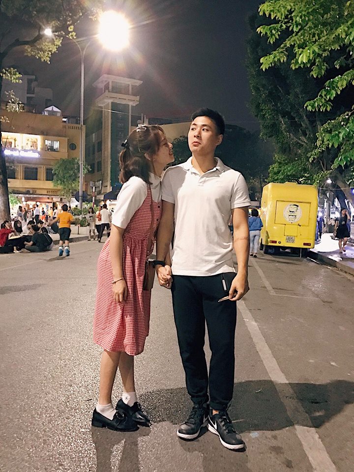 Hotgirl Mai Anh diện maxi caro đỏ nổi bật c&ugrave;ng &aacute;o pull trắng, kết hợp c&ugrave;ng gi&agrave;y loadfer mang phong c&aacute;ch cổ điển xuất hiện tr&ecirc;n phố đi bộ.