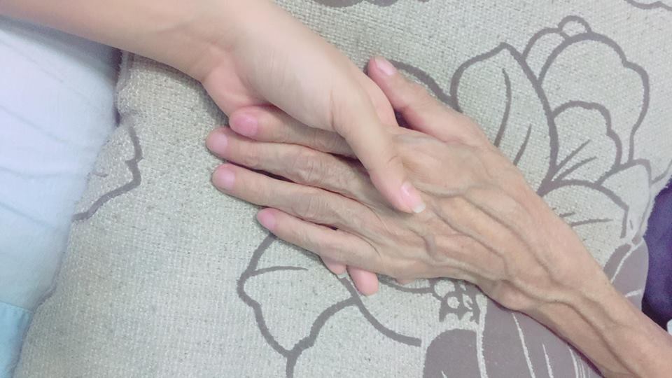 Đ&ocirc;i b&agrave;n tay gầy guộc của người cha m&agrave; hoa hậu Phạm Hương chia sẻ khiến bao người x&uacute;c động