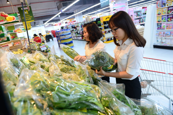 Những kệ h&agrave;ng b&aacute;n rau hữu cơ ở si&ecirc;u thị lu&ocirc;n thu h&uacute;t rất nhiều người mua
