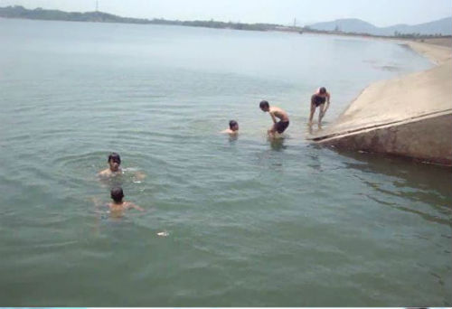 C&aacute;c em học sinh thường rủ nhau tắm s&ocirc;ng v&agrave;o m&ugrave;a h&egrave; n&oacute;ng bức v&ocirc; c&ugrave;ng nguy hiểm. Ảnh: Minh họa.
