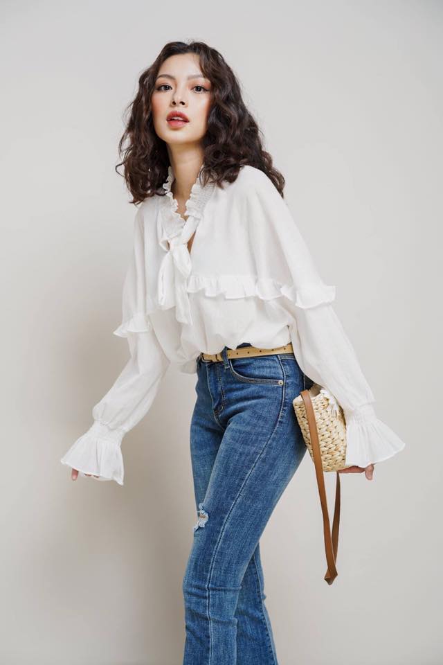 &Aacute;o sơ mi với họa tiết b&egrave;o nh&uacute;n l&agrave; điểm nhấn quan trọng được mix c&ugrave;ng jean d&agrave;i r&aacute;ch gối gi&uacute;p T&uacute; Hảo c&acirc;n bằng được sự dịu d&agrave;ng v&agrave; c&aacute; t&iacute;nh trong bộ trang phục của m&igrave;nh. Với c&aacute;ch diện đồ n&agrave;y, bạn c&oacute; thể &aacute;p dụng khi đến chốn c&ocirc;ng sở