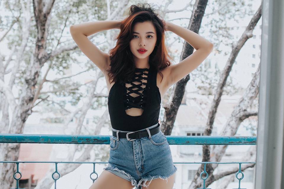 Sooc jean cạp cao mix c&ugrave;ng &aacute;o thun đen với phần d&acirc;y &aacute;o d&acirc;y buộc ấn tượng cho thấy c&aacute;ch phối đồ c&aacute; t&iacute;nh của Minh T&uacute;.