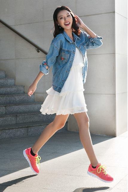 &Aacute;o kho&aacute;c denim kết hợp với v&aacute;y xu&ocirc;ng trắng v&agrave; gi&agrave;y thể thao c&oacute; m&agrave;u sắc nổi bật l&agrave; c&aacute;ch để T&uacute; Hảo thể hiện sự nữ t&iacute;nh, trẻ trung của m&igrave;nh.