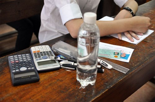 Chuẩn bị kĩ c&agrave;ng c&aacute;c đồ vật cần mang v&agrave;o ph&ograve;ng thi, tr&aacute;nh t&igrave;nh trạng qu&ecirc;n những giấy tờ cần thiết