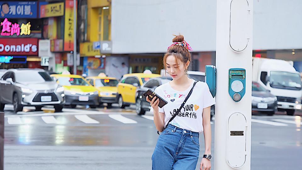 Minh Hằng diện &aacute;o pull in h&igrave;nh họa tiết sắc m&agrave;u c&ugrave;ng quần jean d&agrave;i đơn giản; t&oacute;c b&uacute;i cao khiến c&ocirc; n&agrave;ng v&ocirc; c&ugrave;ng trẻ trung