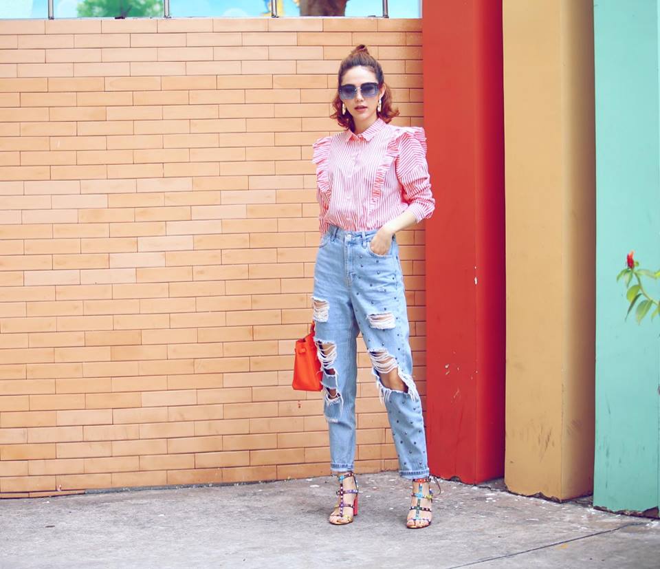 Minh Hằng c&aacute; t&iacute;nh với jean baggy r&aacute;ch c&ugrave;ng sơ mi kẻ c&aacute;ch điệu