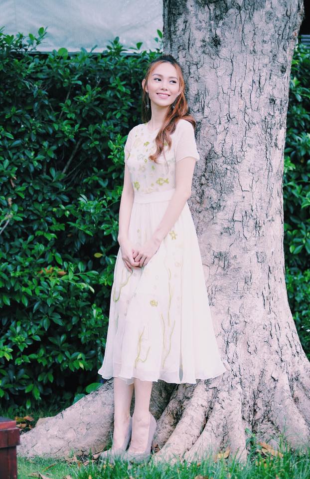 Bộ đầm nữ t&iacute;nh nhẹ nh&agrave;ng đ&iacute;nh hoa nổi khiến cho Minh Hằng bộc lộ được đầy đủ sự thanh tho&aacute;t, trong s&aacute;ng của m&igrave;nh
