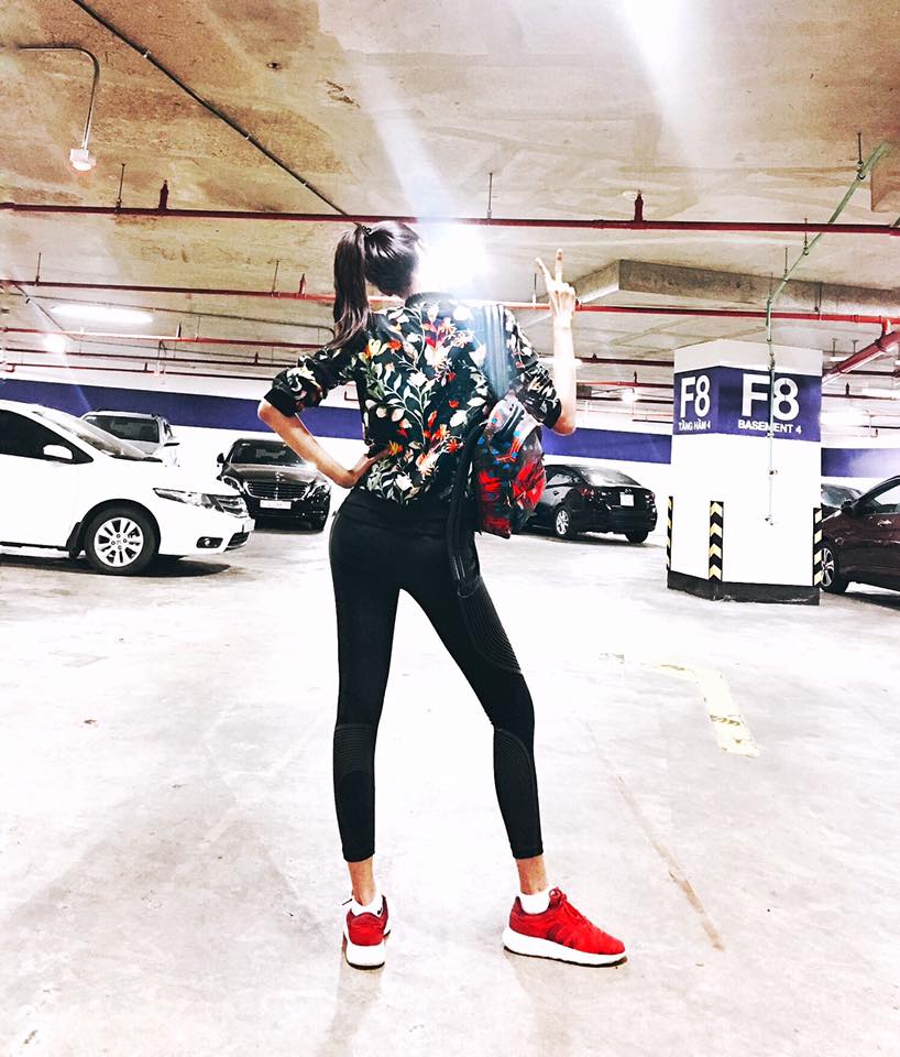 Điểm ấn tượng trong bộ trang phục mang phong c&aacute;ch sporty của Lan Khu&ecirc; l&agrave; đ&ocirc;i gi&agrave;y sneaker m&agrave;u đỏ ph&ugrave; hợp với hoa văn tr&ecirc;n &aacute;o v&agrave; ba l&ocirc;.