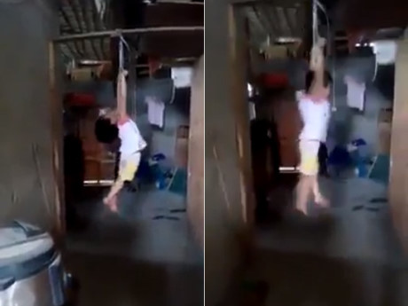 Em b&eacute; bị mẹ nu&ocirc;i treo l&ecirc;n x&agrave; nh&agrave; v&agrave; kh&ocirc;ng ngừng k&ecirc;u kh&oacute;c