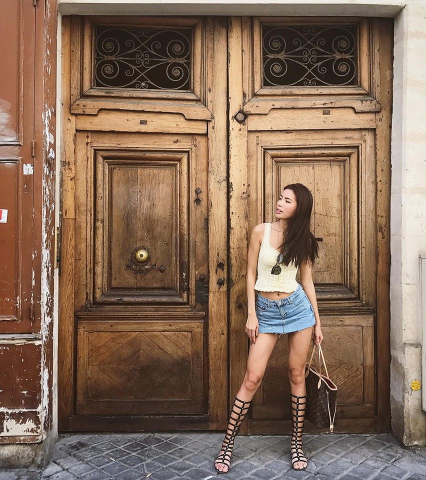 Street style của Minh T&uacute; cũng thể hiện được sự gợi cảm, n&oacute;ng bỏng của người mẫu n&agrave;y