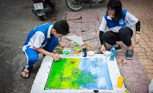 Những chiếc nắp cống được trang tr&iacute; với những bức tranh rực rỡ sắc m&agrave;u