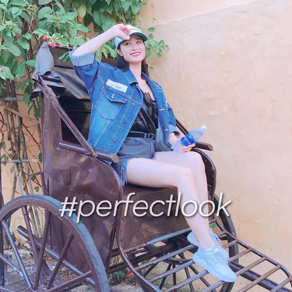 H&igrave;nh ảnh Đ&ocirc;ng Nhi khi đi du lịch v&aacute;o &aacute;o kho&aacute;c denim, sooc jean r&aacute;ch gấu