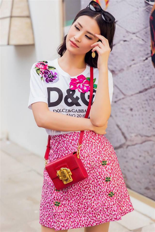 Đ&ocirc;ng Nhi tươi trẻ với ch&acirc;n v&aacute;y sắc c&ugrave;ng t&ocirc;ng với hoa nổi đ&iacute;nh tr&ecirc;n &aacute;o pull trắng