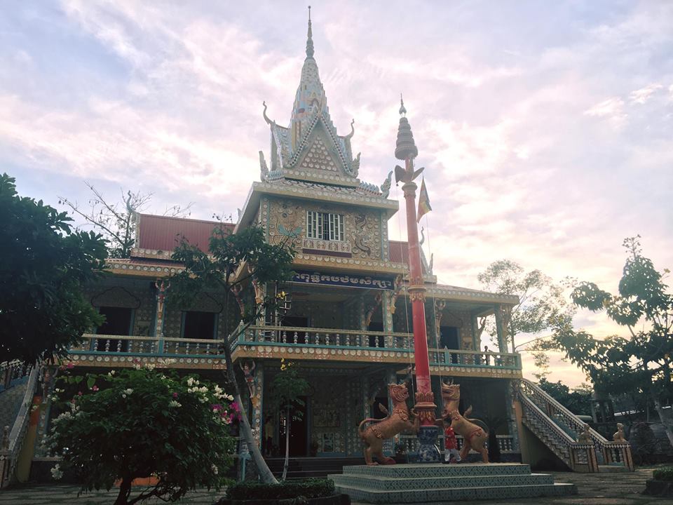 Ch&ugrave;a S&agrave; L&ocirc;n theo lối kiến tr&uacute;c quen thuộc của những ng&ocirc;i ch&ugrave;a Khmer