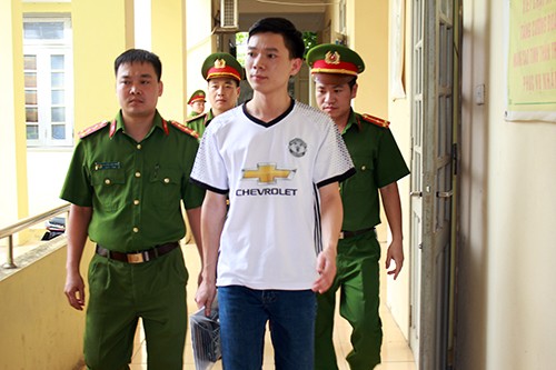 B&aacute;c sĩ Ho&agrave;ng C&ocirc;ng Lương đ&atilde; bị cơ quan điều tra bắt giữ v&igrave; li&ecirc;n quan đến vụ việc 8 bệnh nh&acirc;n chạy thận tử vong ở H&ograve;a B&igrave;nh