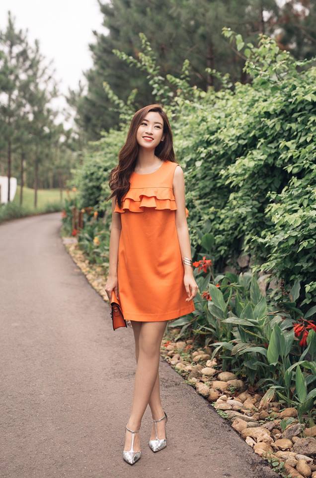 V&aacute;y xu&ocirc;ng m&agrave;u cam mix c&ugrave;ng gi&agrave;y cao g&oacute;t &aacute;nh bạc gi&uacute;p Mỹ Linh nổi bật hơn bao giờ hết