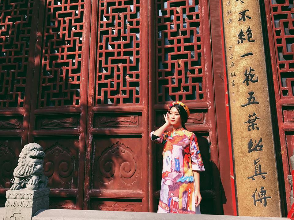 Đỗ Mỹ Linh với &aacute;o d&agrave;i c&aacute;ch t&acirc;n c&oacute; họa tiết ấn tượng gam m&agrave;u n&oacute;ng khiến c&ocirc; n&agrave;ng trở n&ecirc;n xinh đẹp hơn bao giờ hết