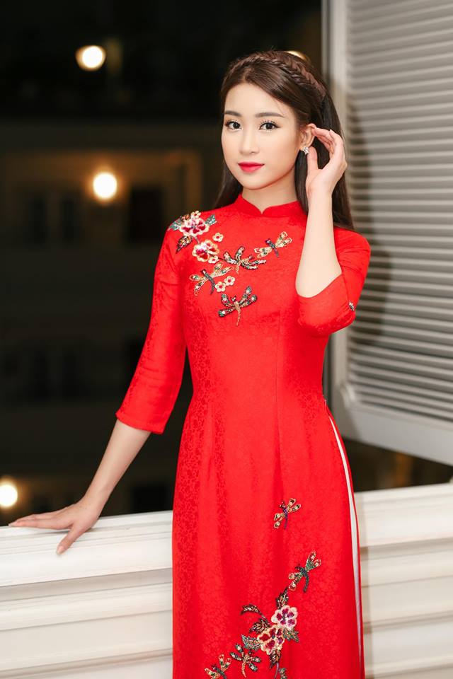 Hoa hậu Đỗ Mỹ Linh thường chọn &aacute;o d&agrave;i đỏ c&aacute;ch t&acirc;n để thể hiện phong c&aacute;ch trẻ trung của những c&ocirc; g&aacute;i Việt hiện đại