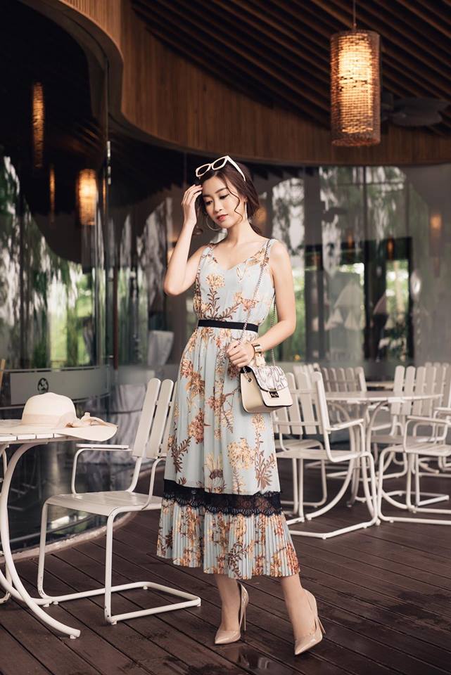 V&aacute;y maxi với họa tiết vintage mang đến vẻ đẹp dịu d&agrave;ng pha m&agrave;u sắc cổ điển cho c&ocirc; n&agrave;ng hoa hậu