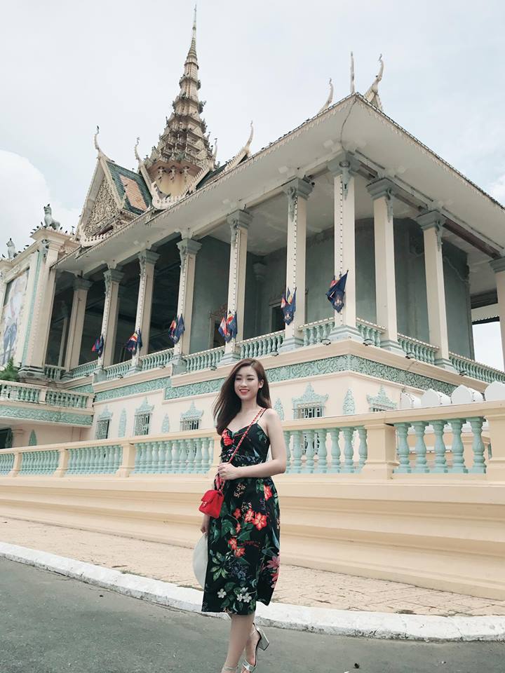 Trong chuyến du lịch Campuchia, Mỹ Linh chon maxi hai d&acirc;y mảnh m&agrave;u tối điểm xuyết hoa m&agrave;u sắc