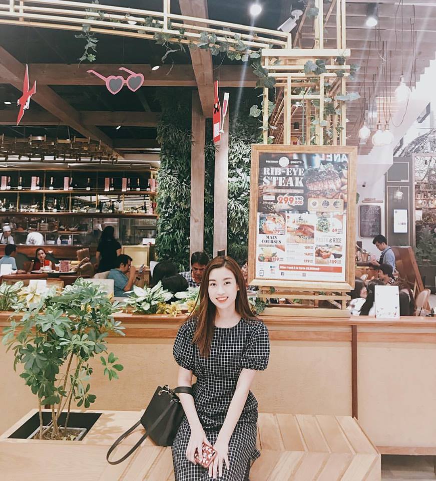 Chiếc v&aacute;y liền kẻ caro đen được Mỹ Linh lựa chọn khi đi dạo phố, tuy đơn giản nhưng vẫn tạo n&ecirc;n n&eacute;t trẻ trung, xinh đẹp cho người mặc
