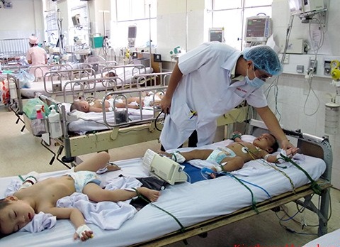Số lượng bệnh nhi mắc sốt xuất huyết v&agrave; vi&ecirc;m n&atilde;o ở TP. HCM gia tăng mỗi tuần
