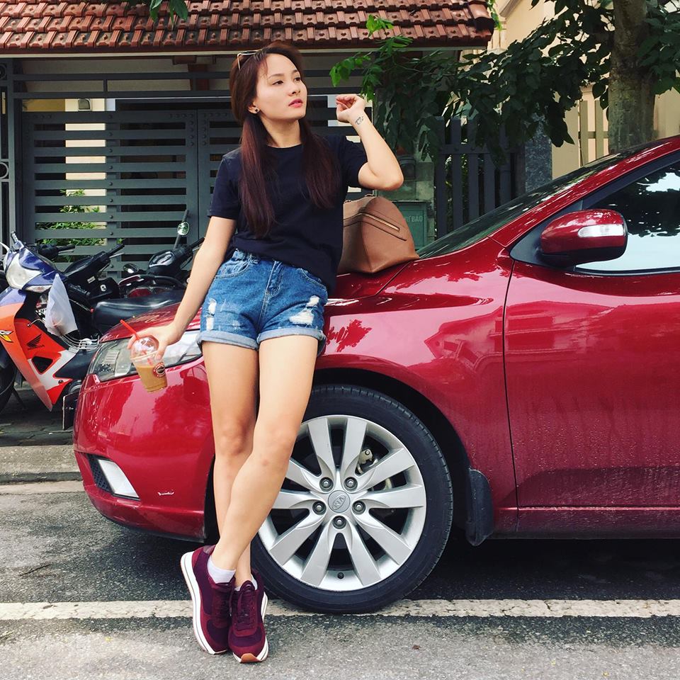&Aacute;o pull đen, sooc jean c&ugrave;ng sneaker m&agrave;u đỏ đ&ocirc; mang đến sự trẻ trung, khỏe khoắn cho Bảo Thanh