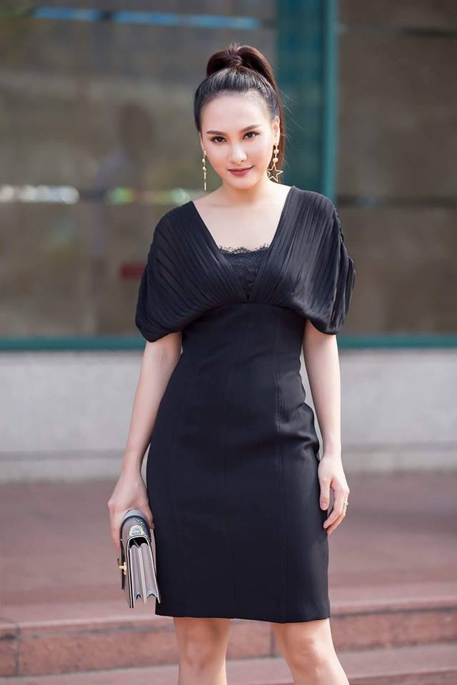 Diện đầm đen huyền b&iacute;, Bảo Thanh đ&atilde; kh&eacute;o l&eacute;o che được những khuyết điểm của m&igrave;nh