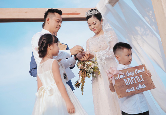 Đ&aacute;m cưới tr&ecirc;n b&atilde;i biển của Hằng T&uacute;i đ&atilde; g&acirc;y x&ocirc;n xao dư luận suốt thời gian vừa qua
