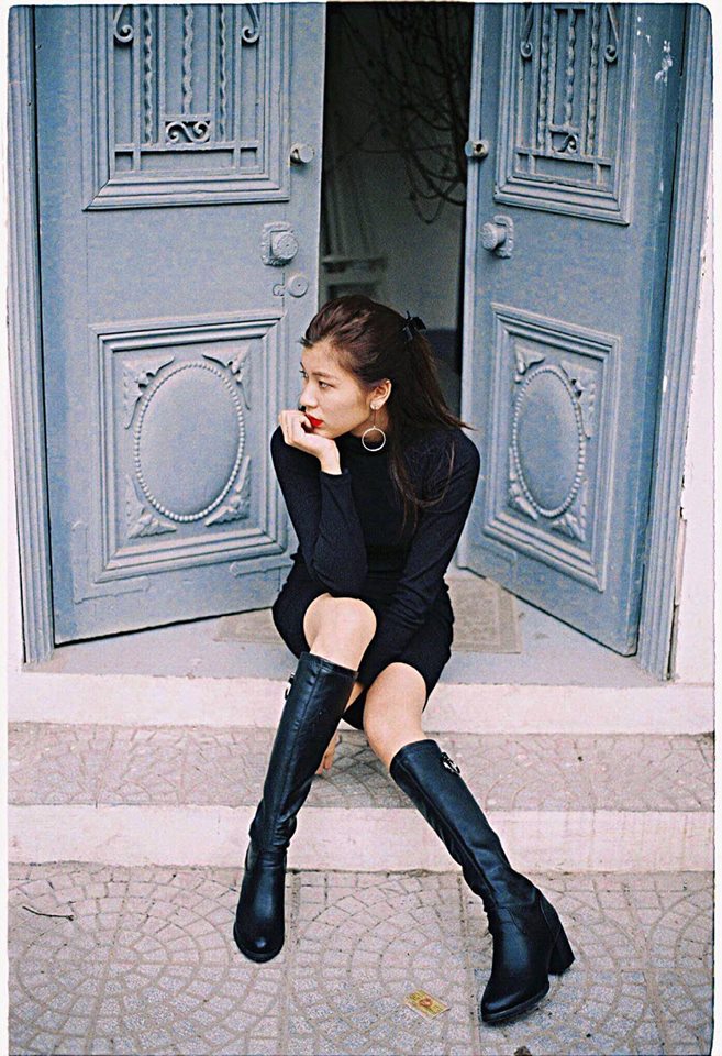 V&aacute;y body basic kết hợp với boots da đen cao cổ l&agrave; c&aacute;ch phối đồ đơn giản nhưng cực chất