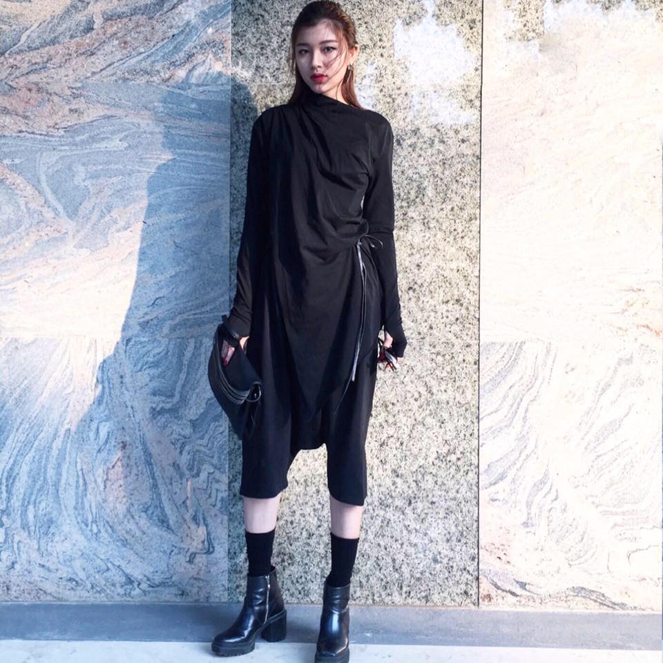 &Aacute;o cho&agrave;ng đen c&aacute; t&iacute;nh được mix c&ugrave;ng legging lửng v&agrave; boots chiến binh mang đến h&igrave;nh ảnh một Đồng &Aacute;nh Quỳnh mạnh mẽ